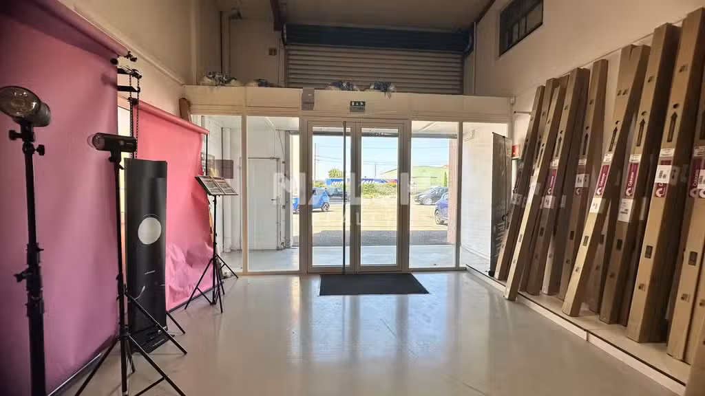 A louer local d'activités 394m² à Decines Charpieu