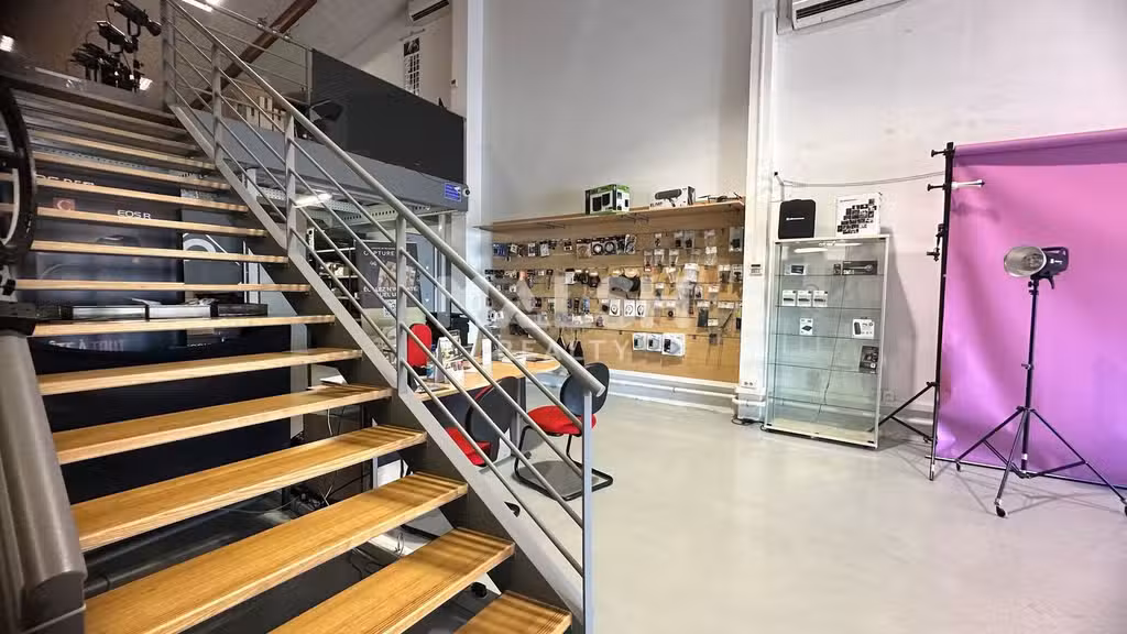 A louer local d'activités 394m² à Decines Charpieu