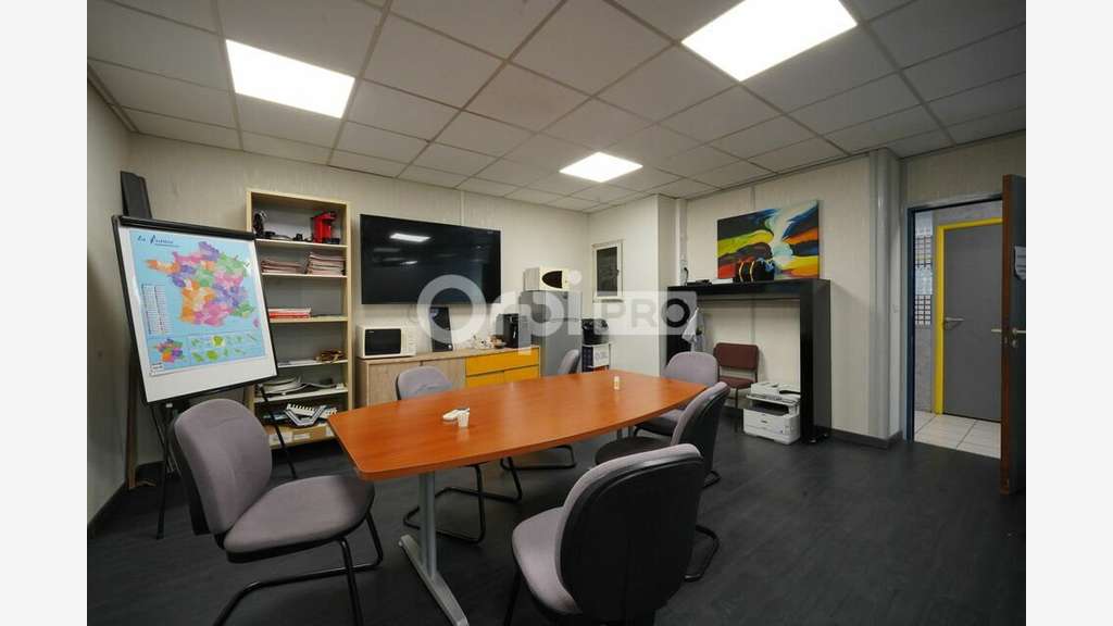Local mixte à louer 1 115m² à Decines Charpieu