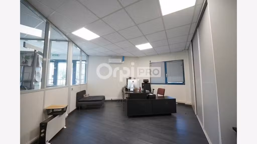 Local mixte à louer 1 115m² à Decines Charpieu
