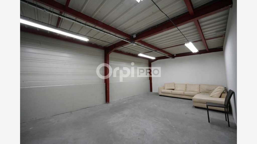 Local mixte à louer 1 115m² à Decines Charpieu