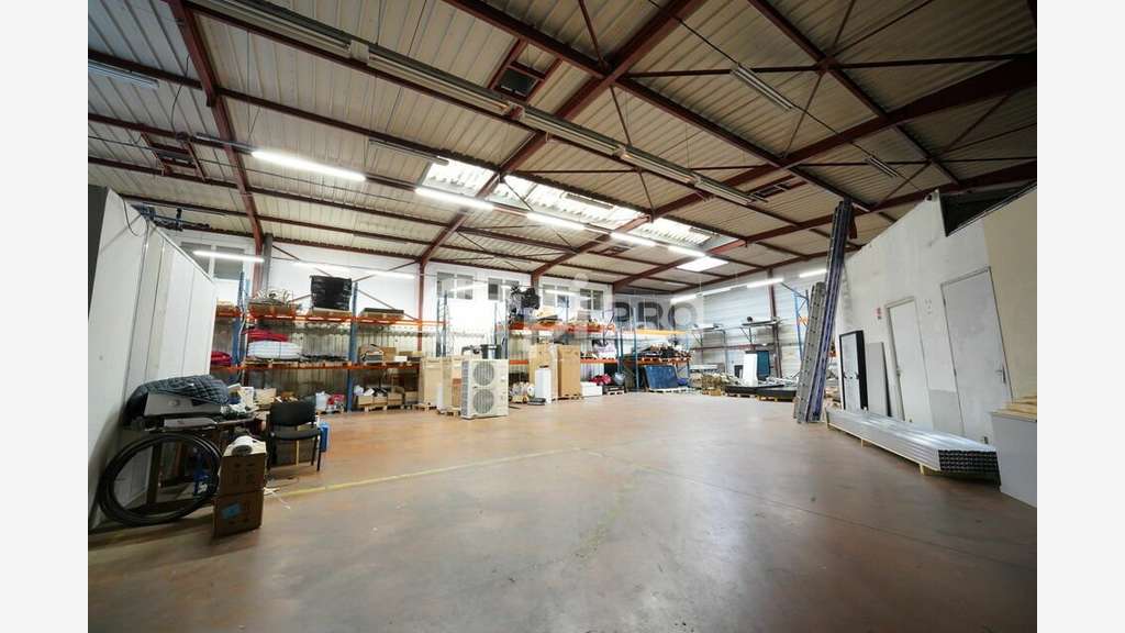 Local mixte à louer 1 115m² à Decines Charpieu