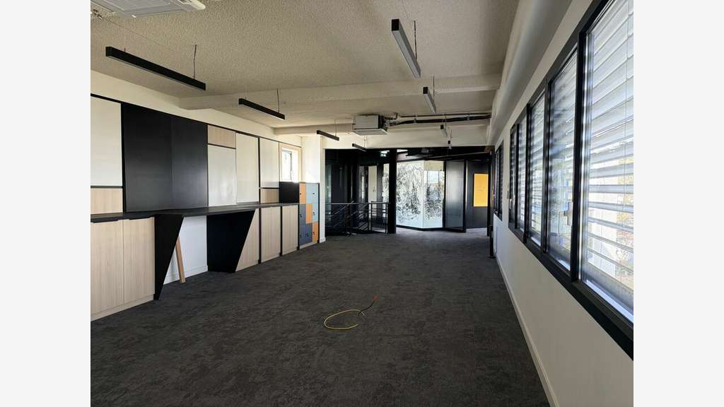 DÉCINES-CHARPIEU - MIXTE ACTIVITES-BUREAUX à louer