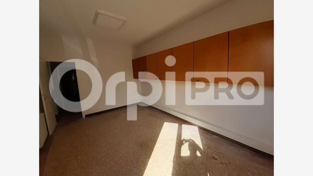A louer entrepôt et bureaux à Désertines