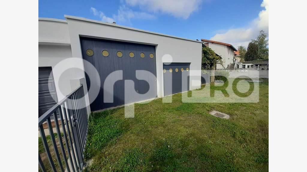 A louer entrepôt et bureaux à Désertines