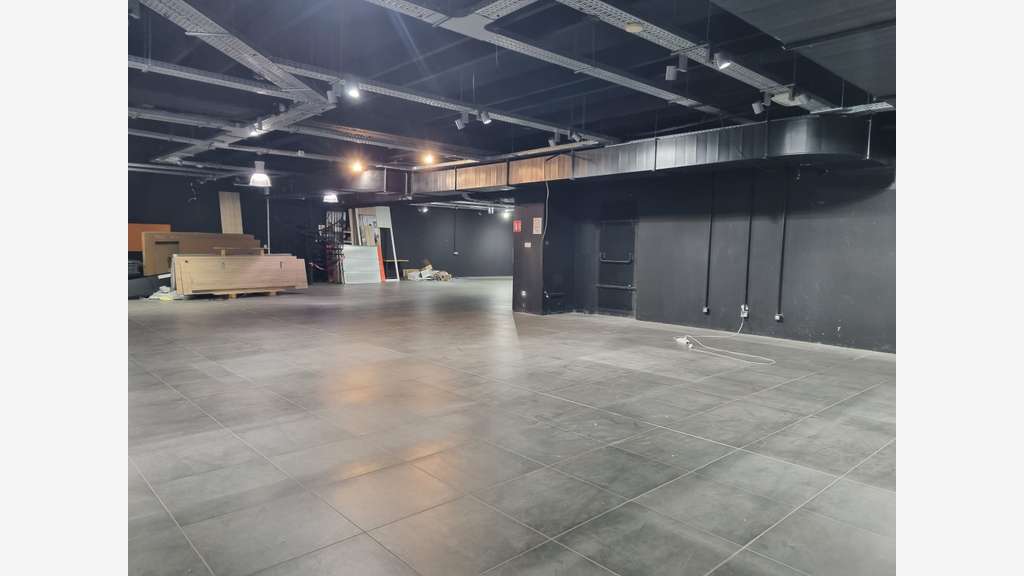 Location local commercial 1200m² à Digne-les-Bains