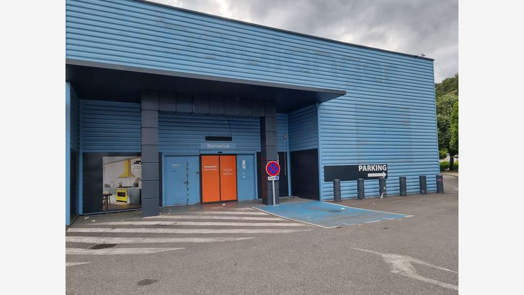 Location local commercial 1200m² à Digne-les-Bains