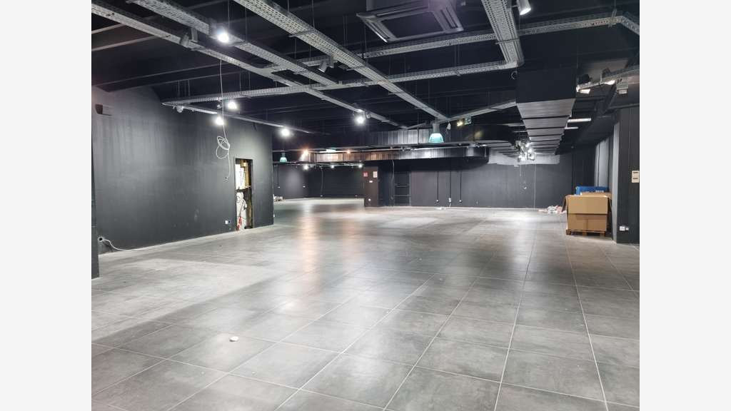 Location local commercial 1200m² à Digne-les-Bains