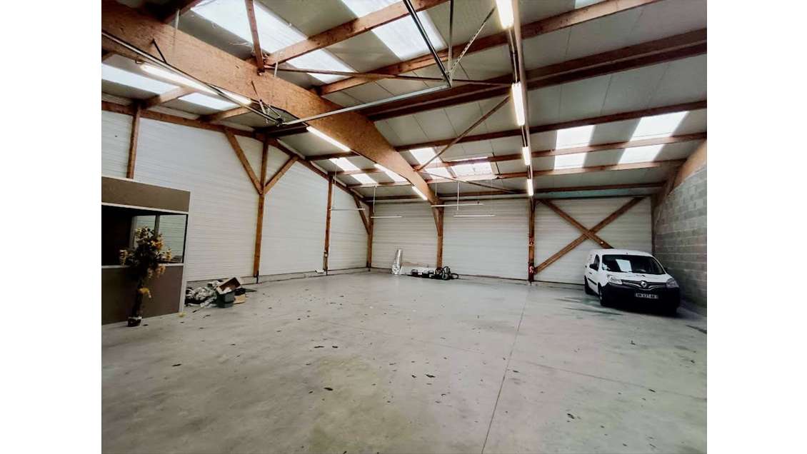 Location entrepôt 200m² avec bureau ZA Taden