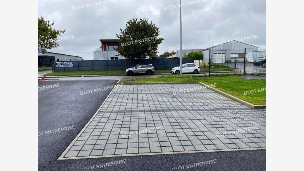 A louer locaux d'activités 125m² en ZA de Dinard