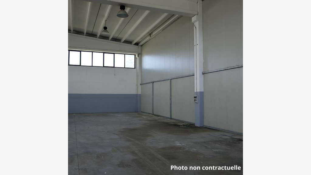 A louer bâtiment de 3500m² bonne visibilité à Dole