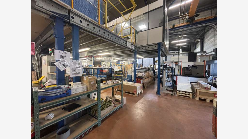 A louer bâtiment indépendant 1230m² à Domène
