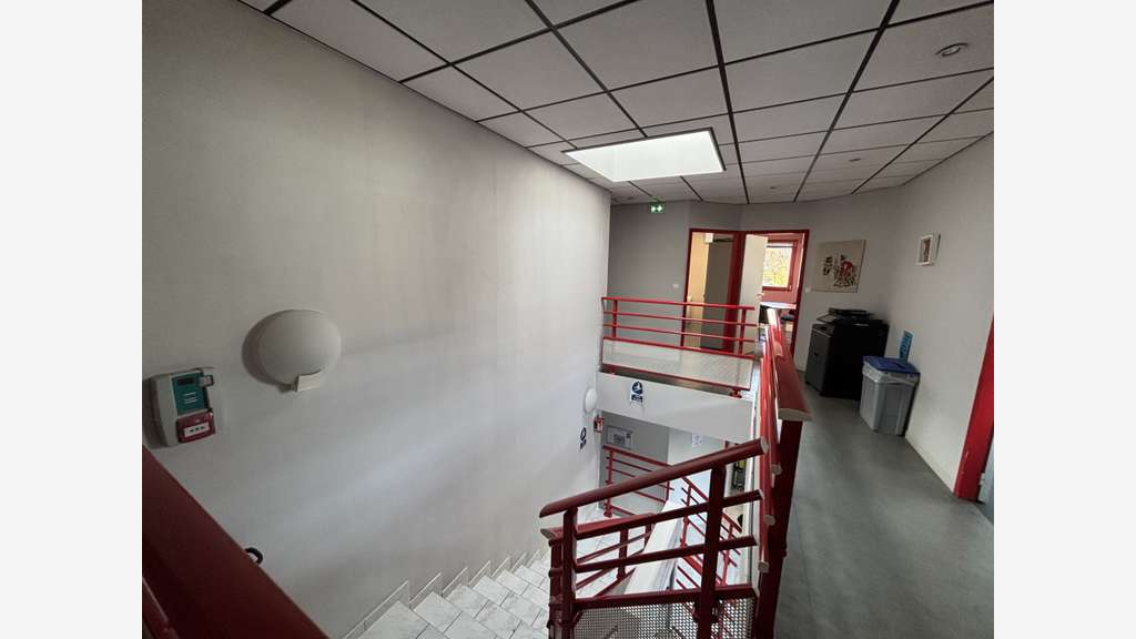 A louer bâtiment indépendant 1230m² à Domène