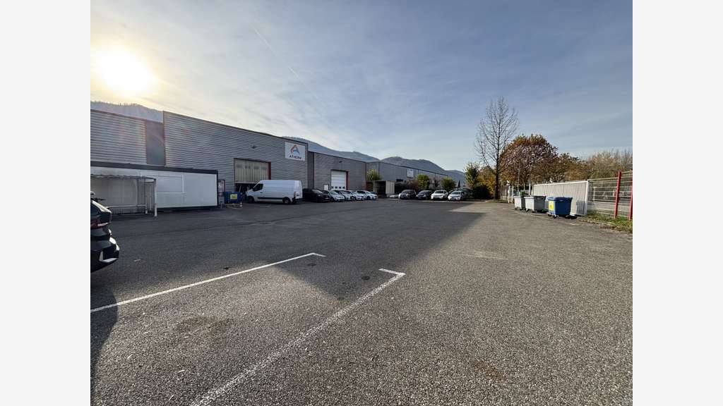 A louer bâtiment indépendant 1230m² à Domène