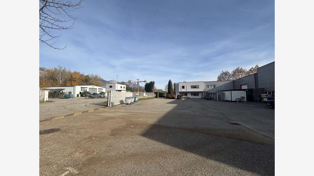 A louer bâtiment indépendant 1230m² à Domène