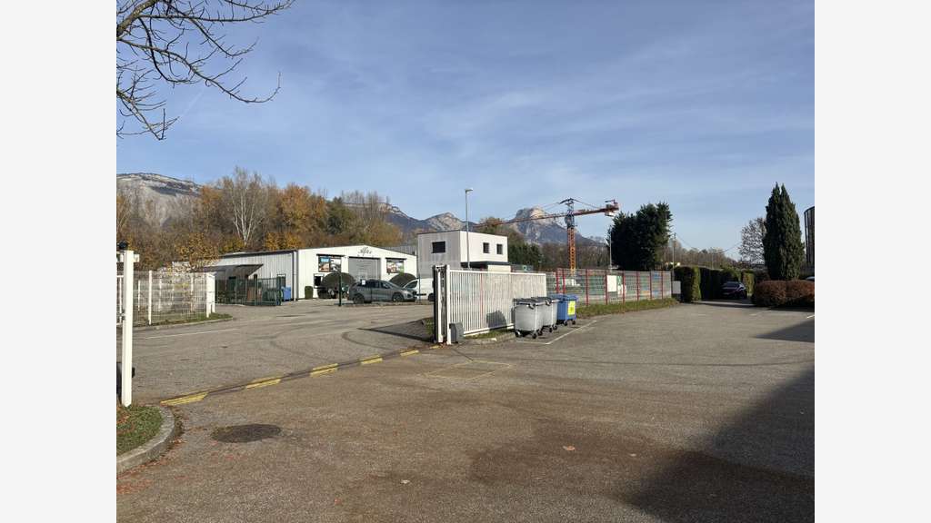 A louer bâtiment indépendant 1230m² à Domène