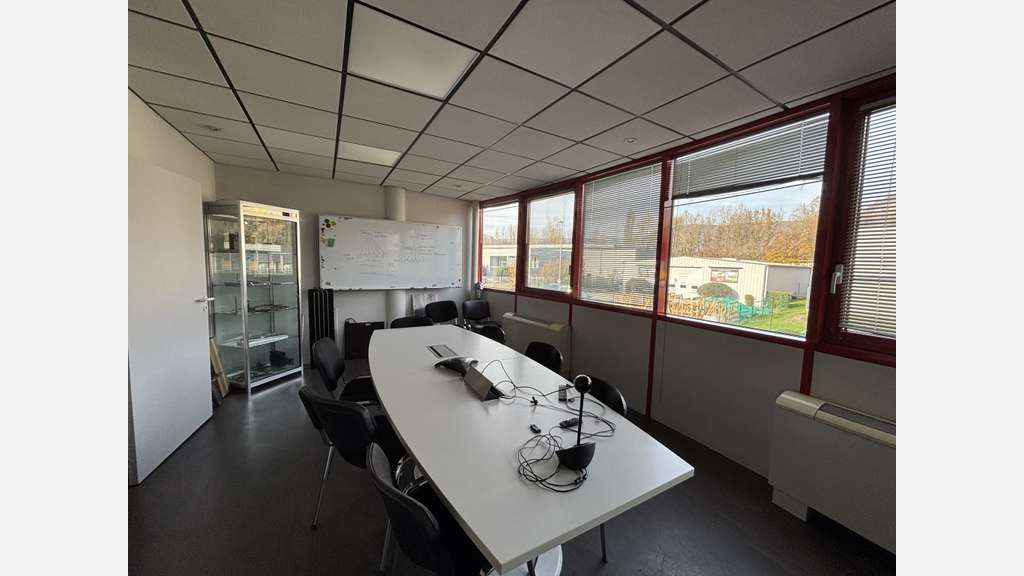 A louer bâtiment indépendant 1230m² à Domène
