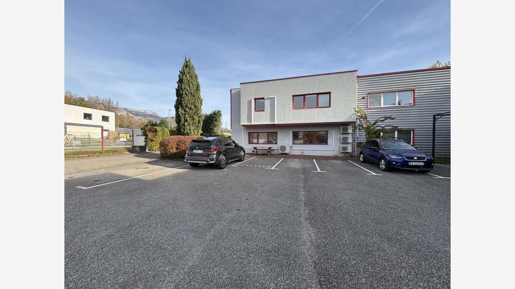 A louer bâtiment indépendant 1230m² à Domène