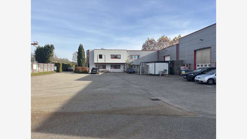 A louer bâtiment indépendant 1230m² à Domène