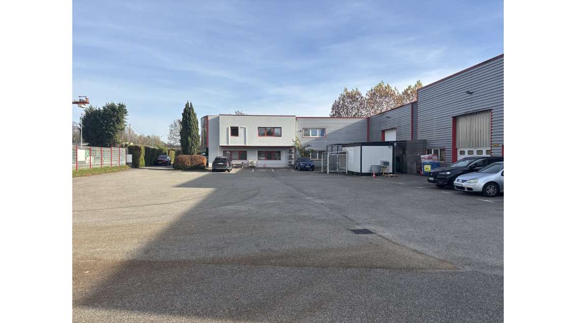 A louer bâtiment indépendant 1230m² à Domène