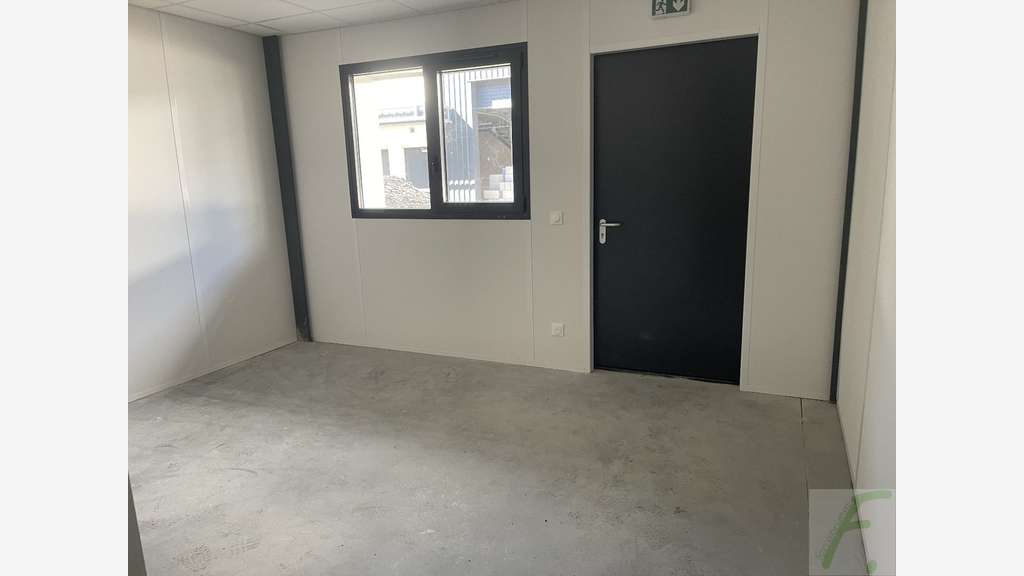 A louer locaux d'activités 133 à 270m² à Domène