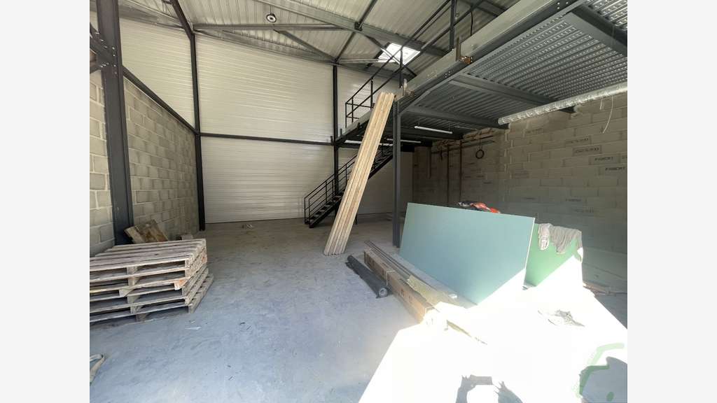 A louer locaux d'activités 133 à 270m² à Domène