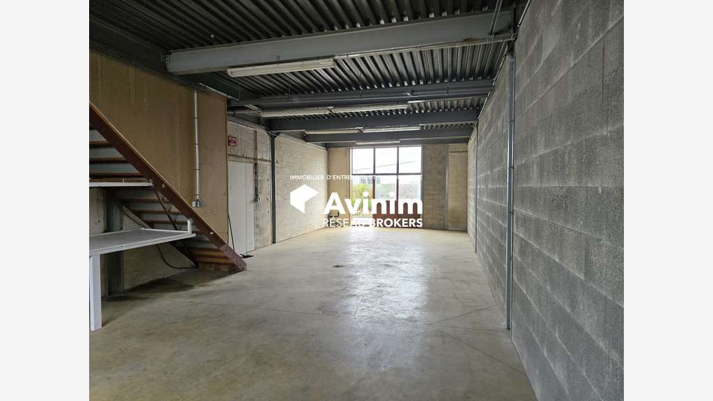 A louer entrepôt de stockage 180m² à Domont