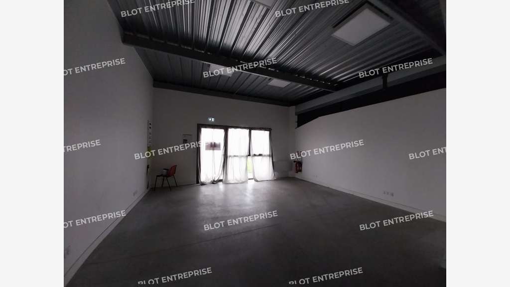 A louer locaux d'activités de 124m² à Donges