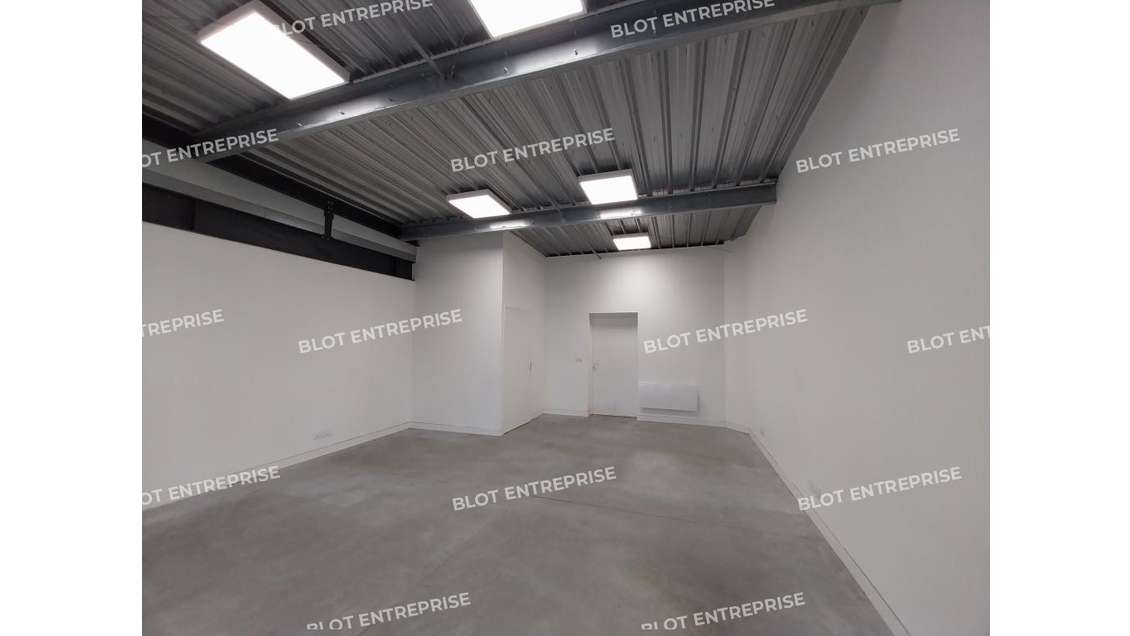 A louer locaux d'activités de 124m² à Donges