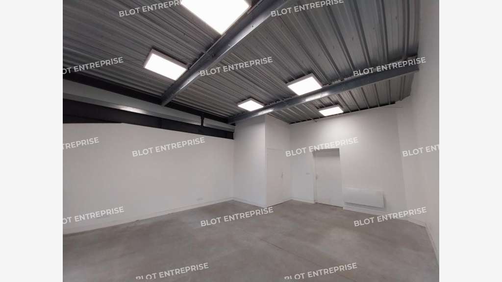 A louer locaux d'activités de 124m² à Donges