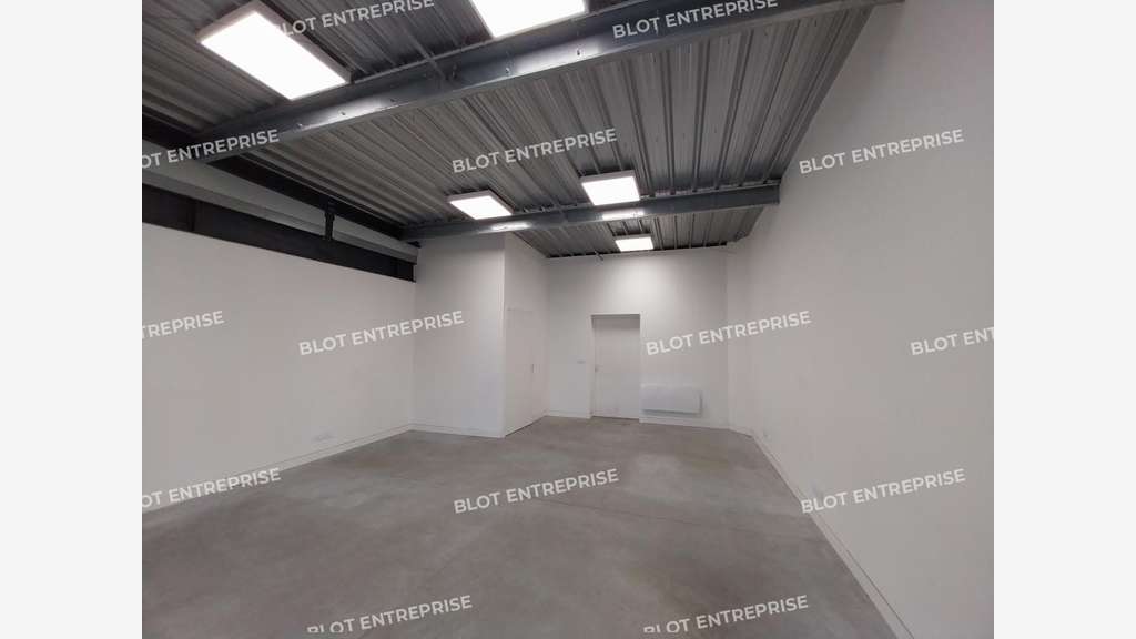 A louer locaux d'activités de 124m² à Donges