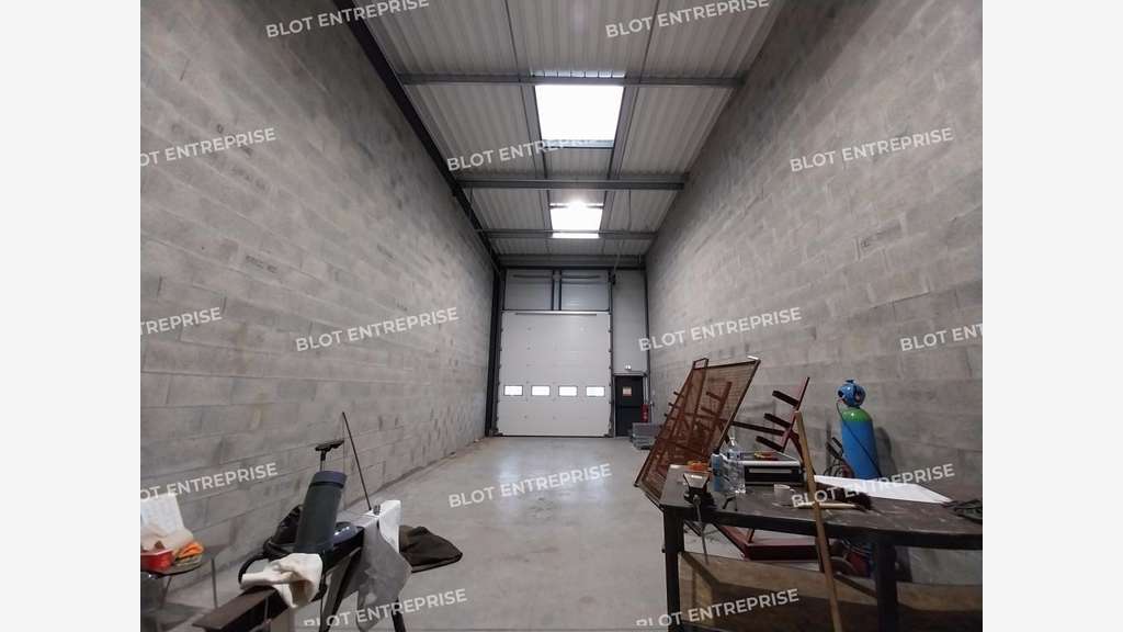 A louer locaux d'activités de 124m² à Donges