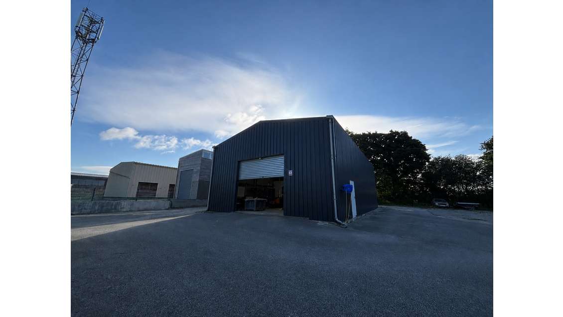 À LOUER Bâtiment professionnel de 160 m² avec te