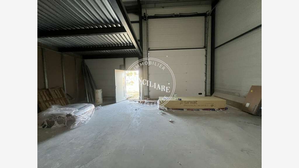 A louer entrepôt de 200m² neuf à Drémil-Lafage