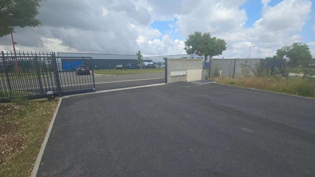Loue local d'activité 349m² Dreux zone commerciale