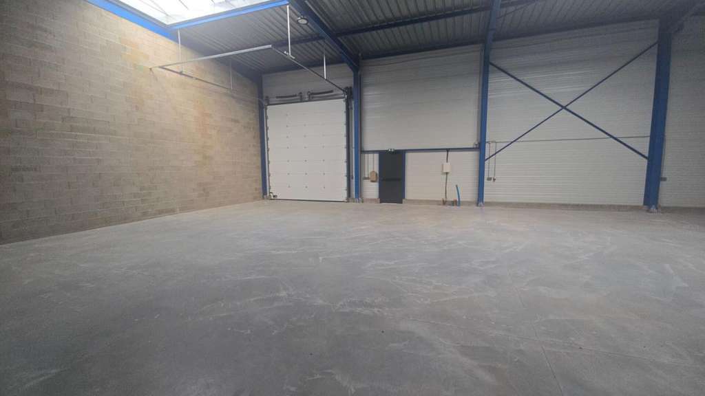 Loue local d'activité 349m² Dreux zone commerciale