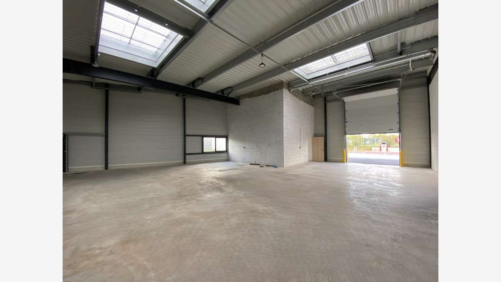 Cellule d'activités 200m² à louer à Dreux