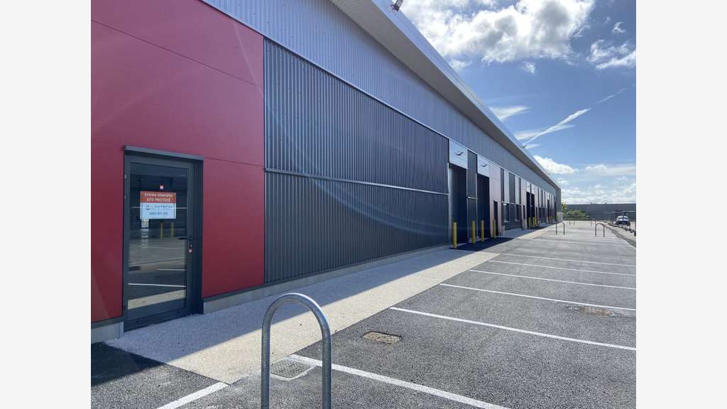 Cellule d'activités 200m² à louer à Dreux