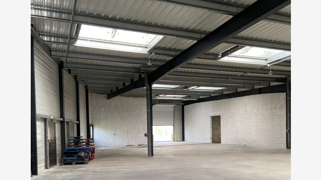 Cellule d'activités 230m² à louer à Dreux