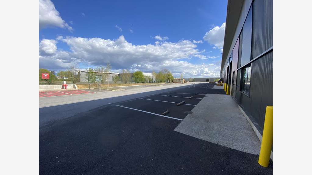 Cellule d'activités 230m² à louer à Dreux