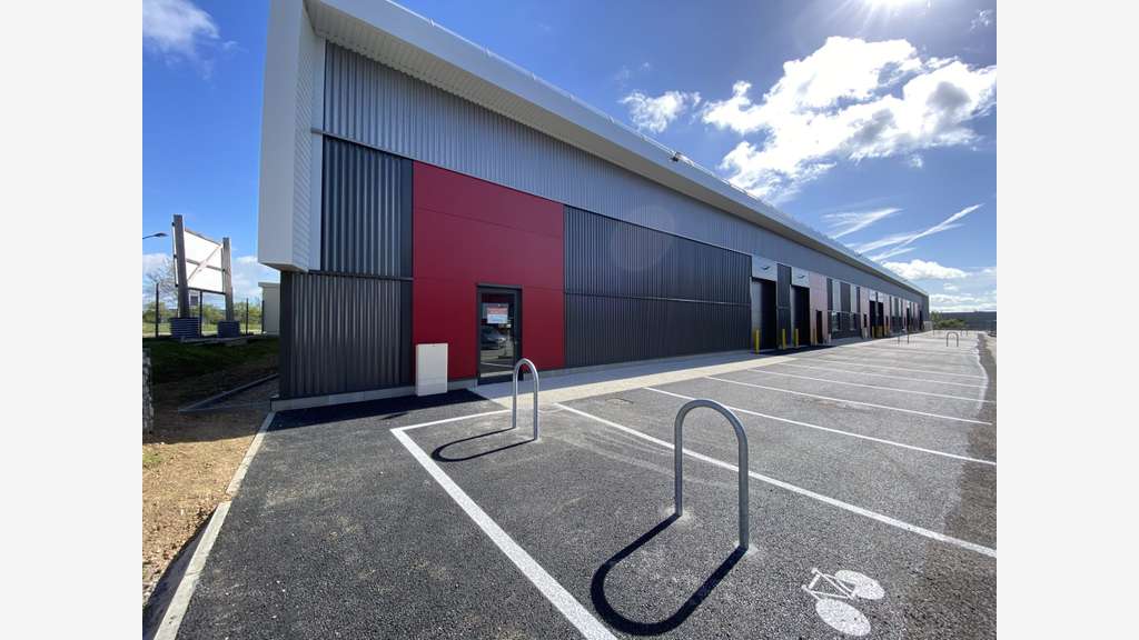 Cellule d'activités 230m² à louer à Dreux