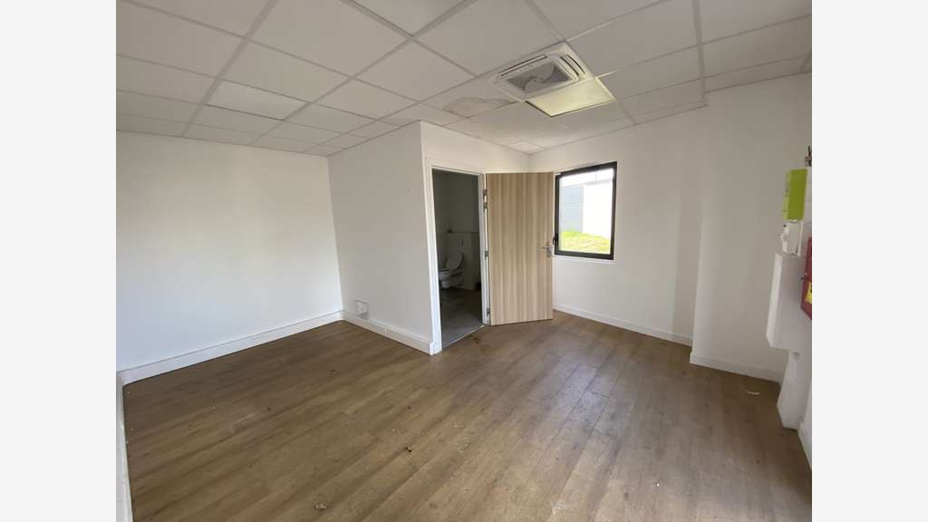 Cellule d'activités 230m² à louer à Dreux
