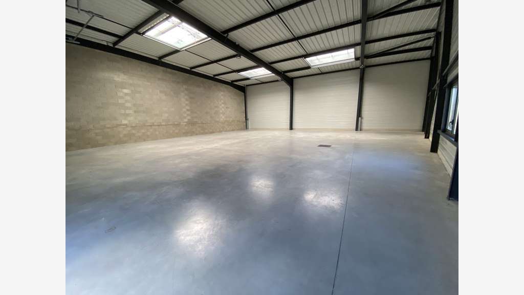 Cellule d'activités neuve 300m² à louer à Dreux