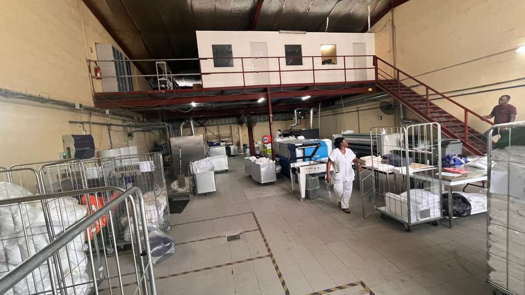 A louer dépôt de 360m² emplacement central Ducos