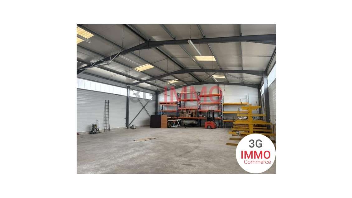 A louer entrepôt 580m² avec bureaux à Échiré