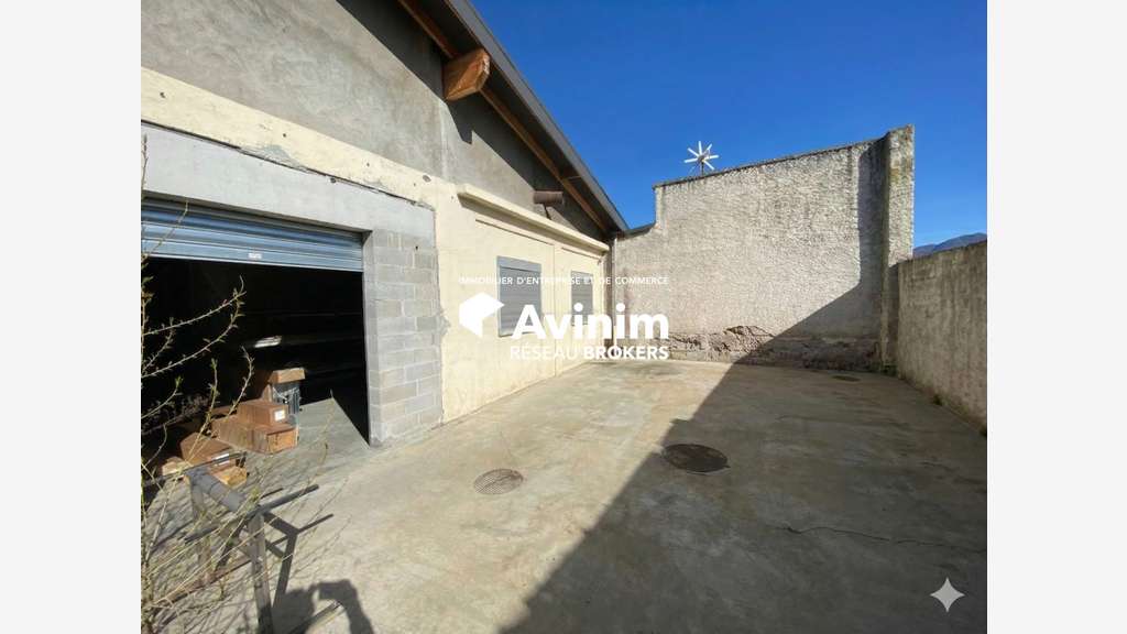 Local d’activité avec cour 320m² à Echirolles