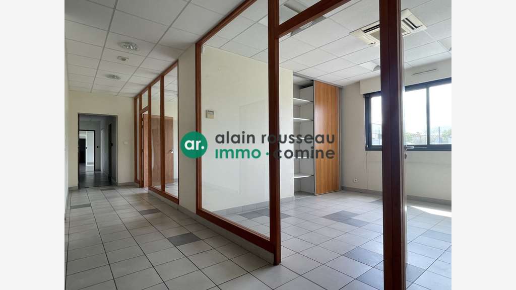 A louer local activité 1520m² zone ind. Écouflant