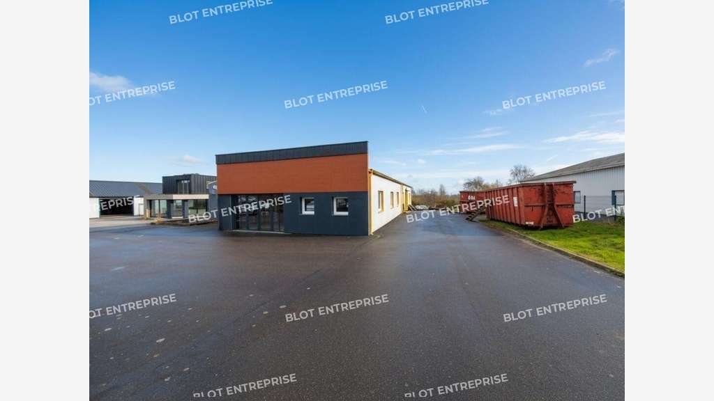 A louer local d'activités de 304m² à Elven RN166