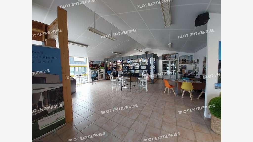 A louer local d'activités de 304m² à Elven RN166