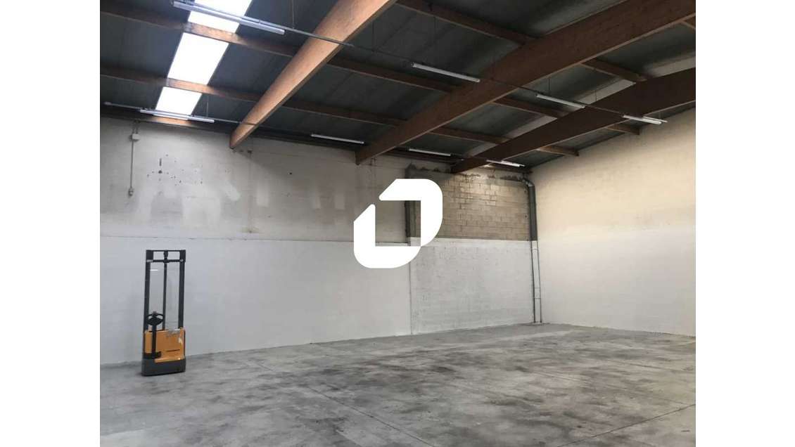 A louer Local d'activité 669m² Emerainville